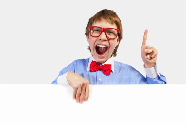 Niño en gafas rojas sosteniendo cuadrado blanco — Foto de Stock