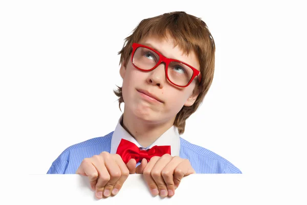 Menino de óculos vermelhos segurando quadrado branco — Fotografia de Stock