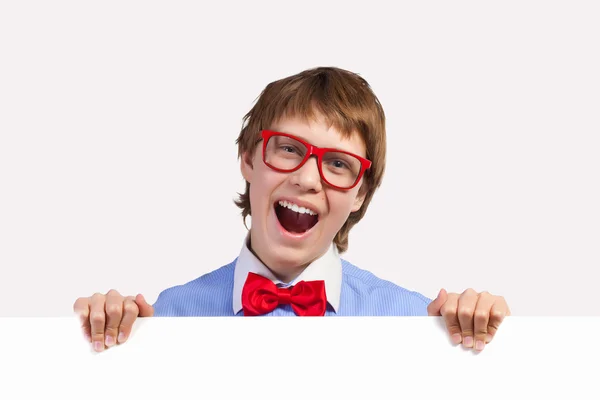 Niño en gafas rojas sosteniendo cuadrado blanco — Foto de Stock