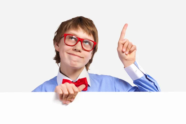 Menino de óculos vermelhos segurando quadrado branco — Fotografia de Stock