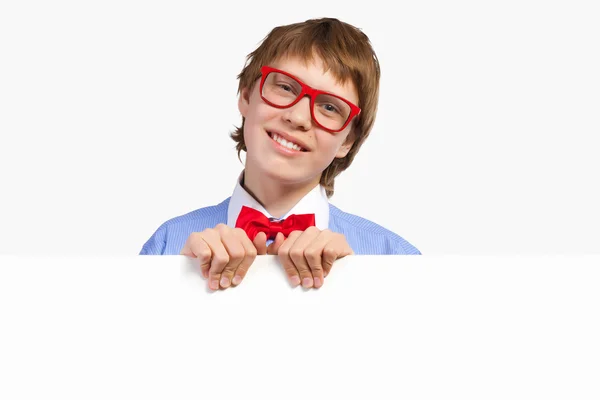 Menino de óculos vermelhos segurando quadrado branco — Fotografia de Stock