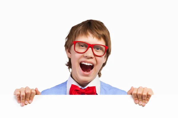 Niño en gafas rojas sosteniendo cuadrado blanco — Foto de Stock