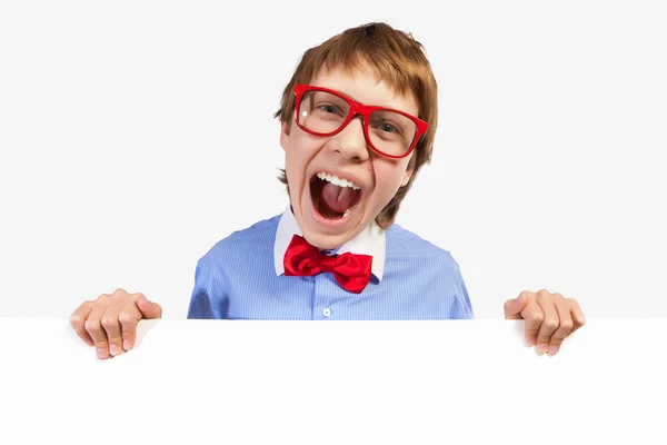 Menino de óculos vermelhos segurando quadrado branco — Fotografia de Stock