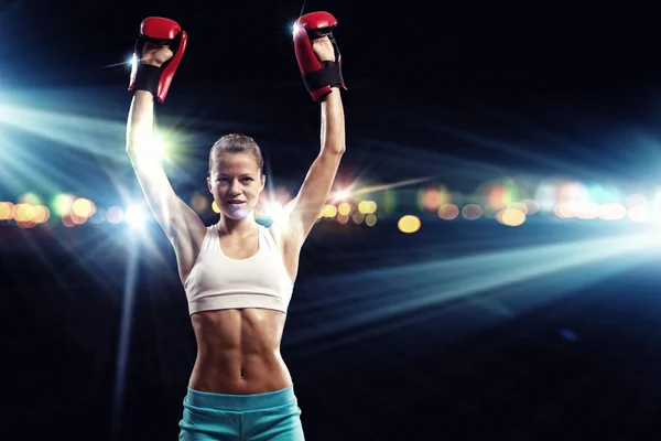 Mulher pugilista jovem — Fotografia de Stock