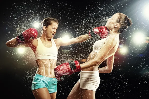 Zwei hübsche Frauen boxen — Stockfoto