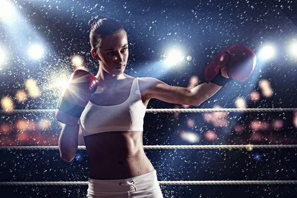 Mulher pugilista jovem — Fotografia de Stock