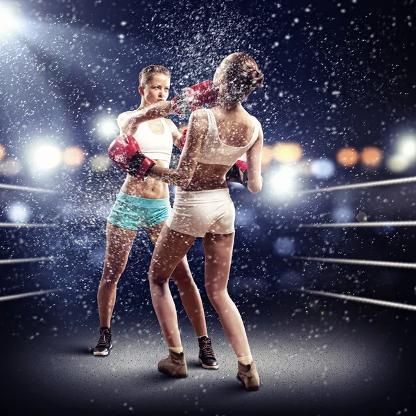 Two women boxing in ring — Stock Photo, Image