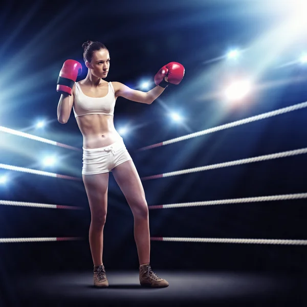 Mujer boxeadora joven — Foto de Stock