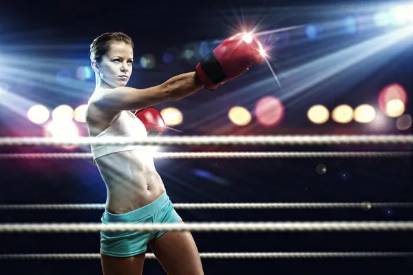 Kobieta młody bokser — Zdjęcie stockowe