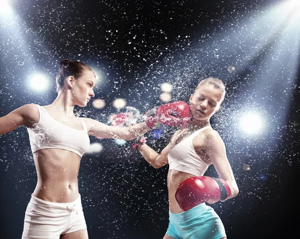 Two pretty women boxing — Stock Photo, Image