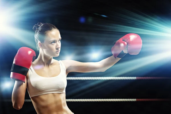 Mladý boxer žena — Stock fotografie