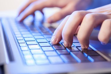 tıklayın! Ellerini bir adamın üstünde klavye