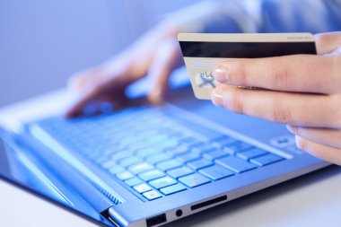 tıklayın! Ellerini bir adamın üstünde klavye