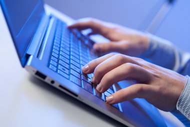 tıklayın! Ellerini bir adamın üstünde klavye