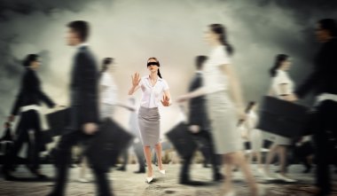 Gözleri bağlı grup arasında yapılan iş kadını