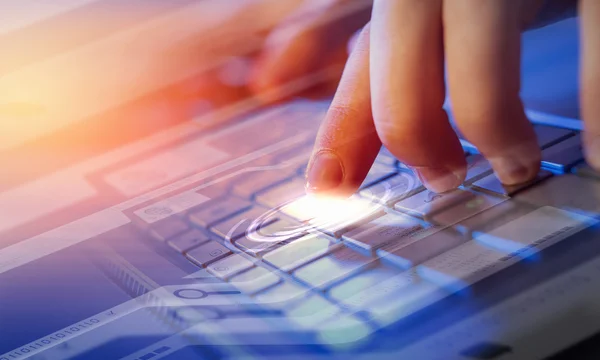 Click! Hands of a man on keyboard — Stock Photo, Image