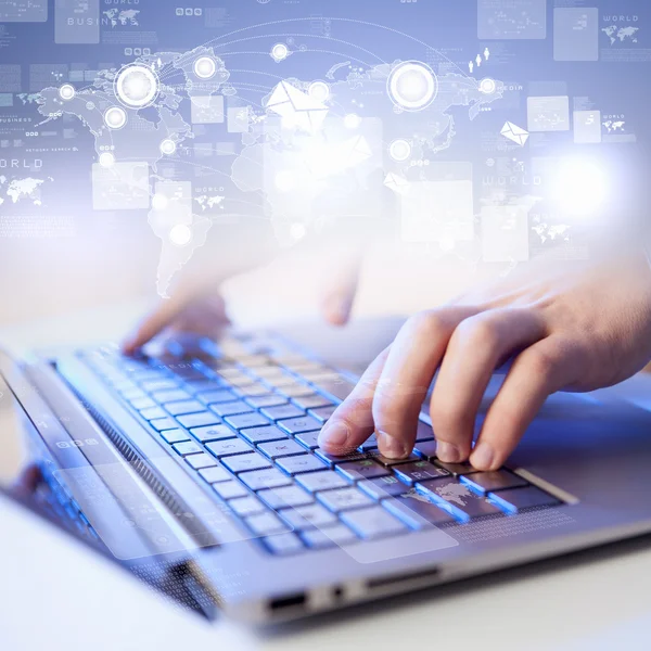 Click! Hands of a man on keyboard — Stock Photo, Image