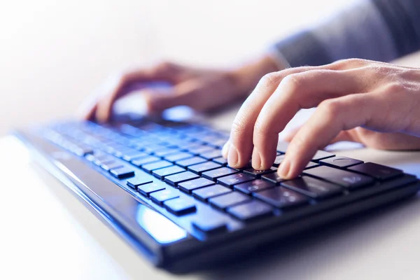 Klicken! Hände eines Mannes auf der Tastatur — Stockfoto