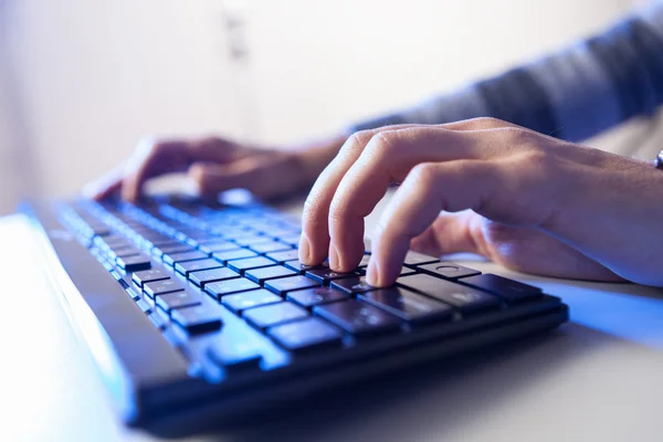 Click! Hands of a man on keyboard — Stock Photo, Image