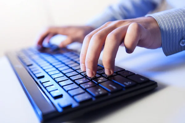 Click! Hands of a man on keyboard — Stock Photo, Image