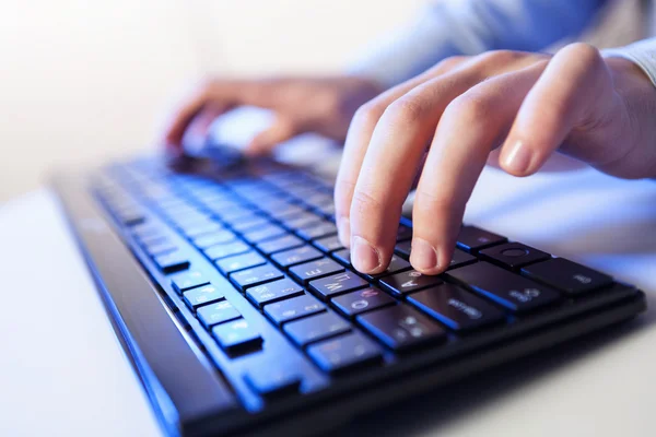 Клик! Руки человека на клавиатуре — стоковое фото