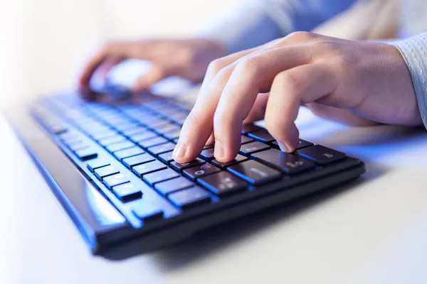 ¡Click! Manos de un hombre con teclado — Foto de Stock