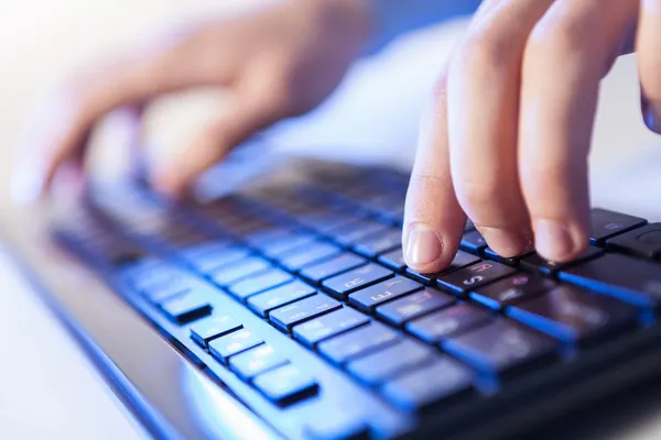 ¡Click! Manos de un hombre con teclado —  Fotos de Stock