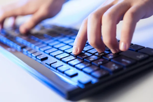 ¡Click! Manos de un hombre con teclado — Foto de Stock