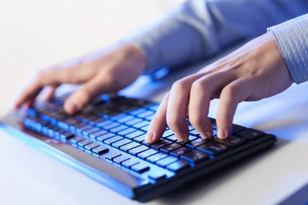 Clique! Mãos de um homem no teclado — Fotografia de Stock