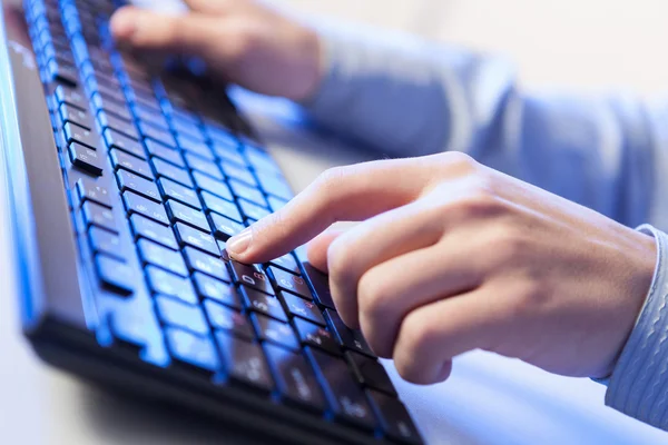 ¡Click! Manos de un hombre con teclado —  Fotos de Stock