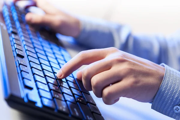 ¡Click! Manos de un hombre con teclado —  Fotos de Stock