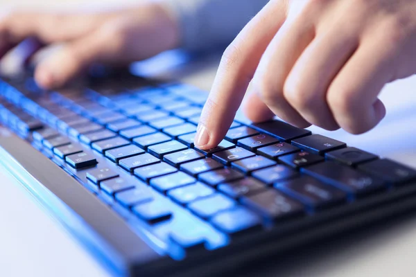 ¡Click! Manos de un hombre con teclado —  Fotos de Stock