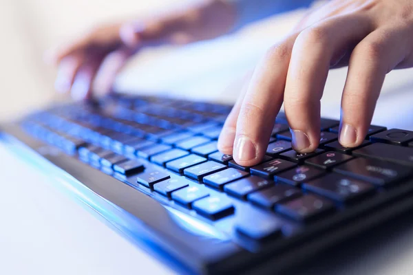 ¡Click! Manos de un hombre con teclado — Foto de Stock