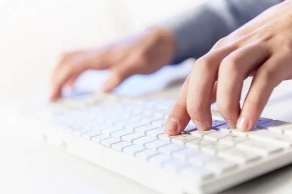 ¡Click! Manos de un hombre con teclado — Foto de Stock