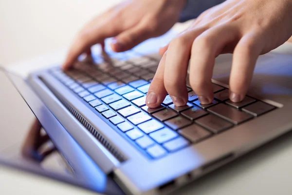 Klicken! Hände eines Mannes auf der Tastatur — Stockfoto