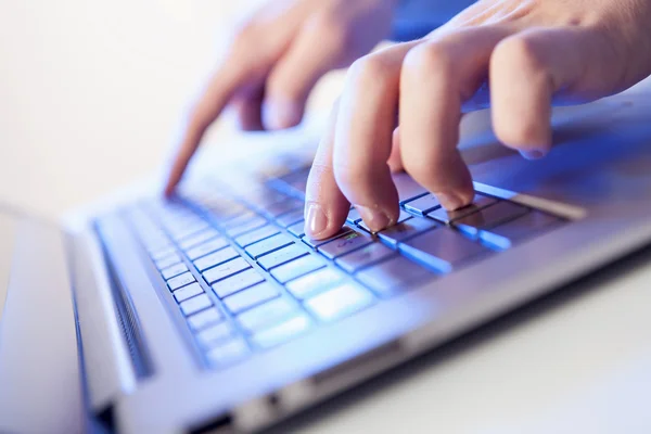 ¡Click! Manos de un hombre con teclado —  Fotos de Stock