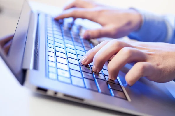 Click! Hands of a man on keyboard — Stock Photo, Image