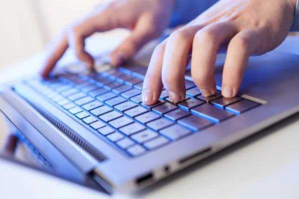 ¡Click! Manos de un hombre con teclado —  Fotos de Stock