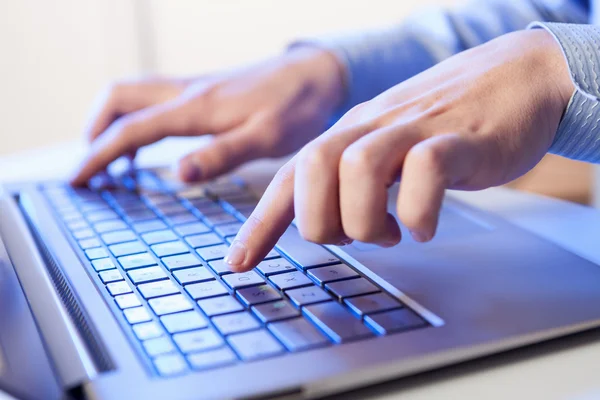 ¡Click! Manos de un hombre con teclado —  Fotos de Stock