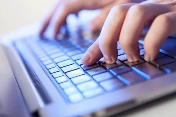 Klicken! Hände eines Mannes auf der Tastatur — Stockfoto