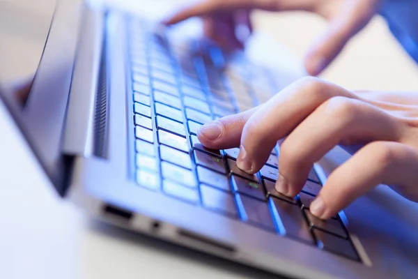 ¡Click! Manos de un hombre con teclado —  Fotos de Stock