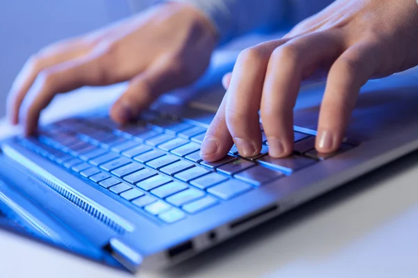 Klicka! händerna på en man på tangentbord — Stockfoto