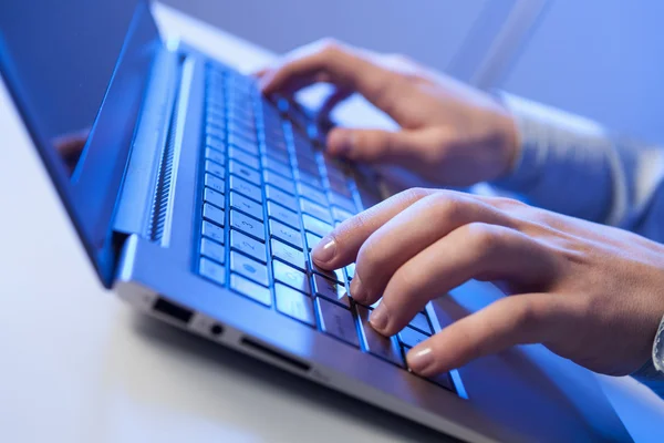 ¡Click! Manos de un hombre con teclado —  Fotos de Stock