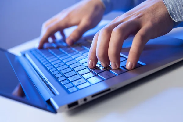 ¡Click! Manos de un hombre con teclado —  Fotos de Stock