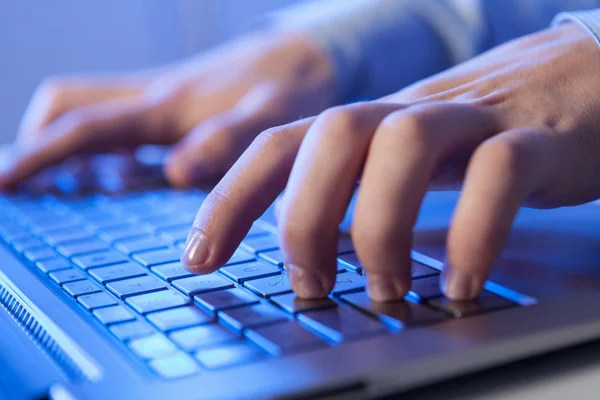 Click! Hands of a man on keyboard — Stock Photo, Image
