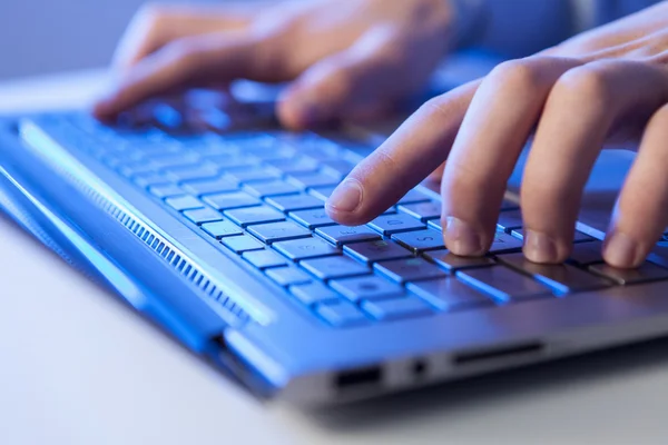 Klicken! Hände eines Mannes auf der Tastatur — Stockfoto