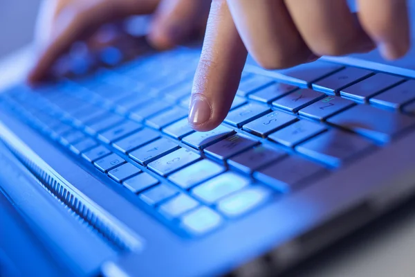 Klicken! Hände eines Mannes auf der Tastatur — Stockfoto