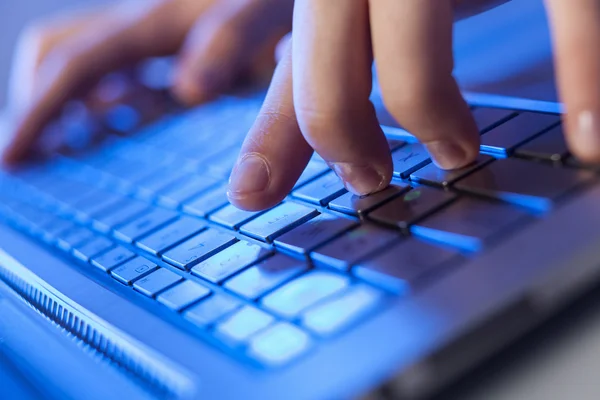 Klicken! Hände eines Mannes auf der Tastatur — Stockfoto