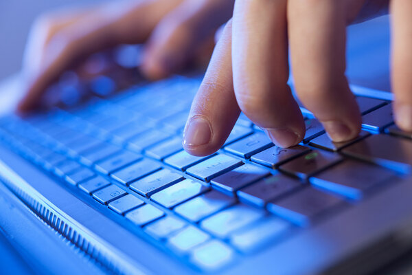 Клик! Руки человека на клавиатуре
