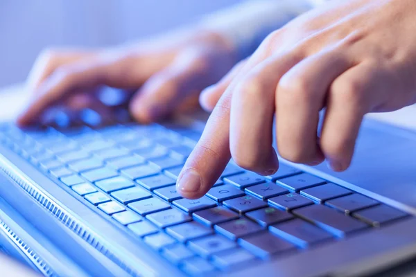 Click! Hands of a man on keyboard — Stock Photo, Image